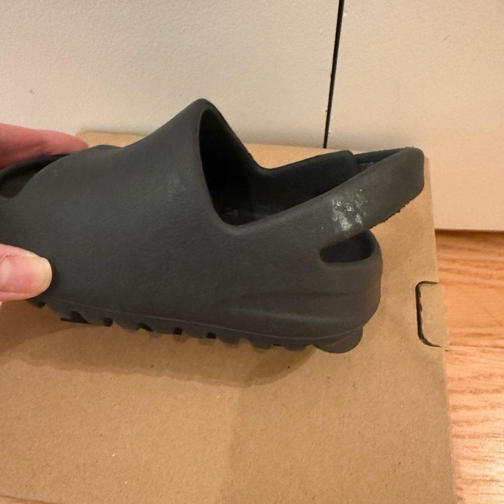 Yeezy Slides - Picture 5 of 9